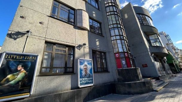 У Києві тиждень обмежуватимуть рух бульваром Міхновського — ремонт дороги (схема) Будівля Театру юного глядача