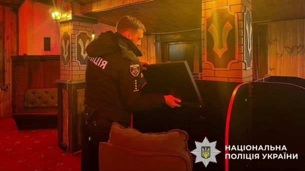 Біля Гатного на трасі Київ — Одеса мотоцикл зіткнувся з Honda, є потерпілий Поліцейський оглядає гральний автомат під час обшуку в незаконному гральному закладі у Вишгороді на Київщині