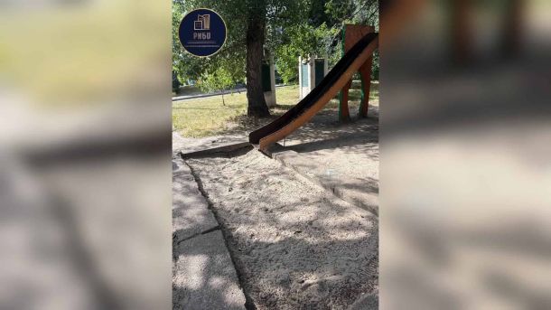 Двоє мандрівників подолали 27 км по замерзлому Київському водосховищу Занедбаний дитячий майданчик у дворі на вулиці Полярній, 6 на Оболоні — іржава гірка та бетонні блоки