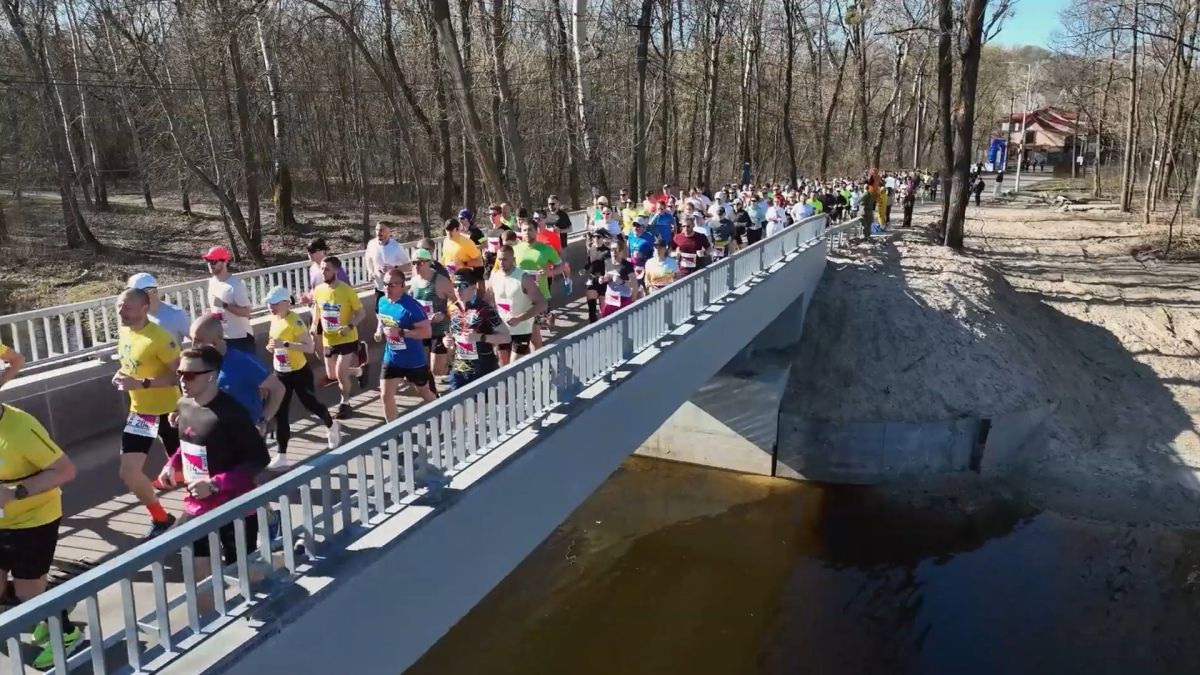 9 750 бігунів із 28 країн: Київський півмарафон зібрав 1,1 млн для «Госпітальєрів» Учасники 15-го Київського півмарафону Незламності 2026 біжать мостом у парковій зоні Києва