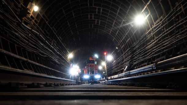 Київське метро може стати найдорожчим у світі — Бахматов Освітлений перегінний тунель Київського метрополітену з рейками та службовою технікою всередині