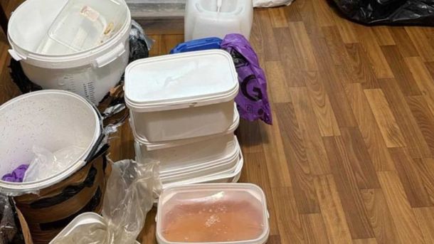 На Березняківській п'яний киянин розтрощив три авто кулаками Правоохоронці вилучають наркотики та обладнання під час обшуку нарколабораторії на Київщині — 30 кг і 200 л психотропів