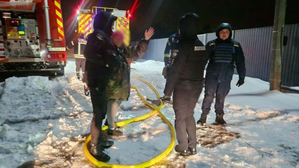 У Печерському та на Лівобережжі немає води через знеструмлення об'єктів водопровідної інфраструктури Поліцейський і пожежники біля двох пожежних машин