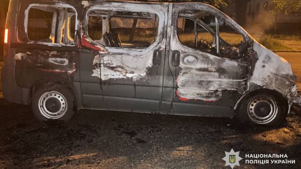 Киянина засудили на 5 років за злочин проти 8-річної племінниці Автомобіль мікроавтобус згорів повністю після підпалу