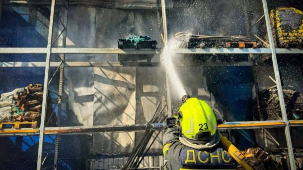 Kyiv City Express зупинявся під час атаки: рейси із затримкою в годину Рятувальники ДСНС Бориспільщини ліквідують пожежу в магазині «Епіцентр» на вулиці Горбатюка