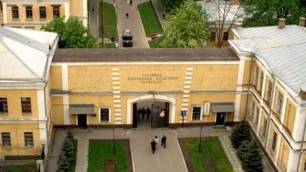 Іноземець танцював на Меморіалі на Майдані — поліція склала протокол Вид з висоти пташиного польоту на вхід до Головного військового клінічного госпіталю у Києві