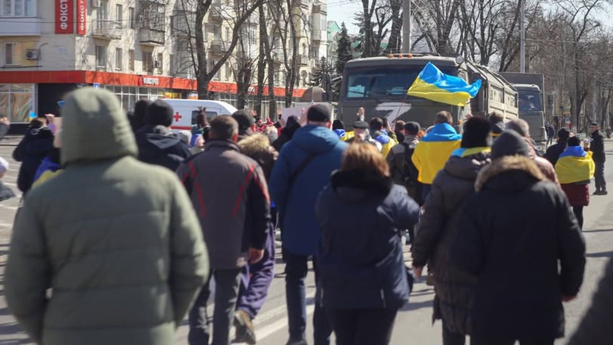 У Херсоні відзначають четверту річницю протестів проти окупантів Мешканці Херсона з українськими прапорами виходять на протест проти російських окупантів навесні 2022 року