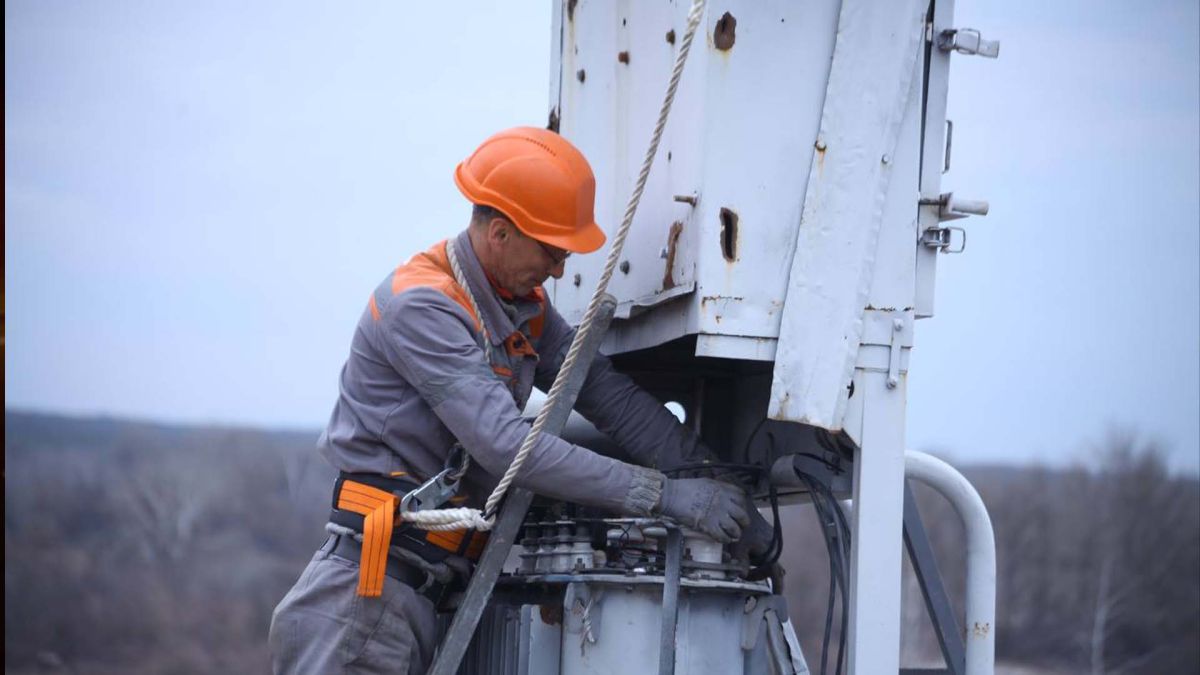 Київ без світла до 17 годин: оновлені графіки відключень на 24 грудня Електрик ремонтує електромережу