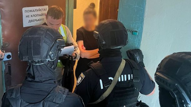 У Києві викрили мережу підпільних казино: підозру оголосили ще 24 учасникам Поліцейські у бронежилетах та шоломах затримують підозрювану у підїзді під час операції проти підпільних казино в Києві