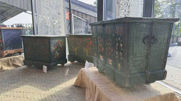 Тенісист Сергій Стаховський передав до музею в Києві врятований експонат із Бахмуту Чотири скрині стоять на виставці в Пирогово