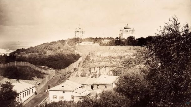 Корольов і знамените «Поїхали»: київський слід у підкоренні космосу Чорно-біле фото XIX століття: вид на Старокиївську гору з церквами та дерев'яним частоколом давніх укріплень Києва