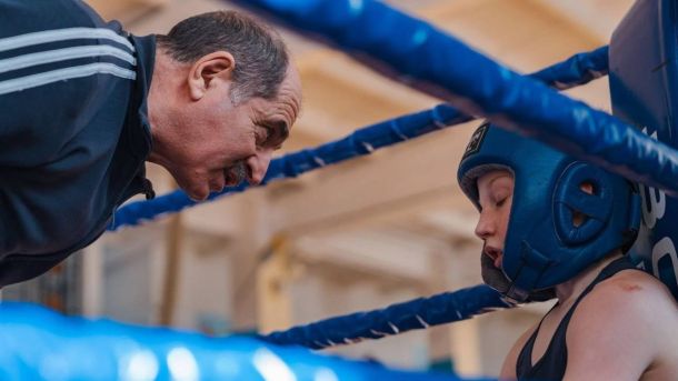 Першість Київщини з боксу: у Борисполі визначили нових чемпіонів Тренер дає настанови юному боксеру в захисному шоломі біля рингу під час чемпіонату Київської області з боксу в Борисполі