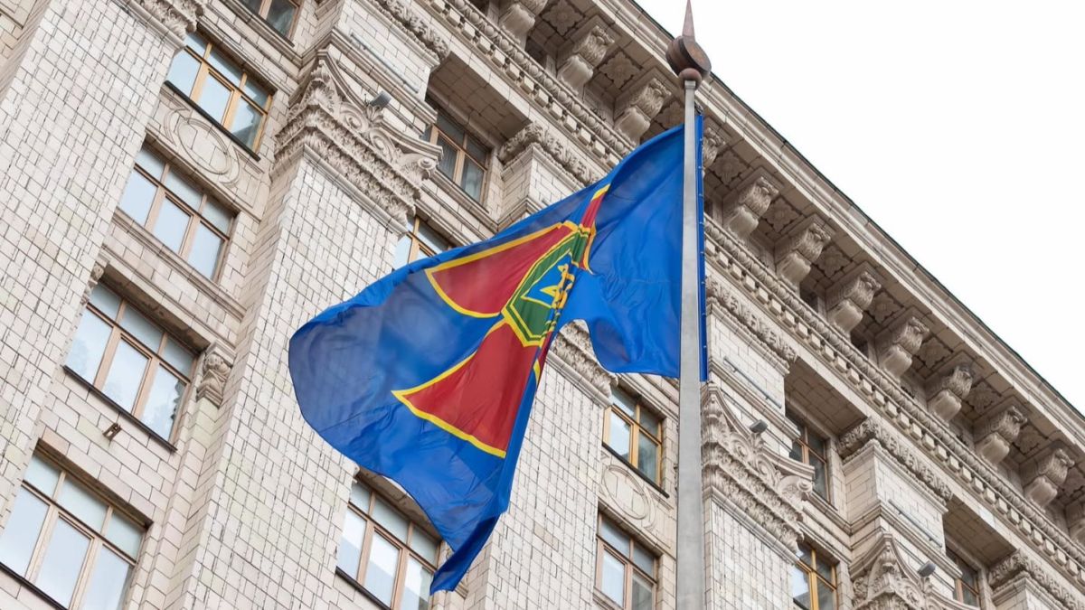 Київ оплачуватиме поховання цивільних, загиблих від російських атак прапор Національної гвардії України, що майорить біля фасаду адмінбудівлі