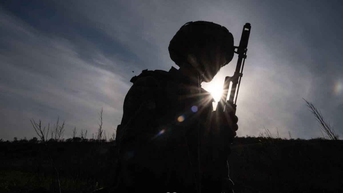 182 бої за добу: найзапекліші на Покровському напрямку Боєць ЗСУ стоїть з автоматом в полі навпроти сонця, що встає, видно тільки силует людини