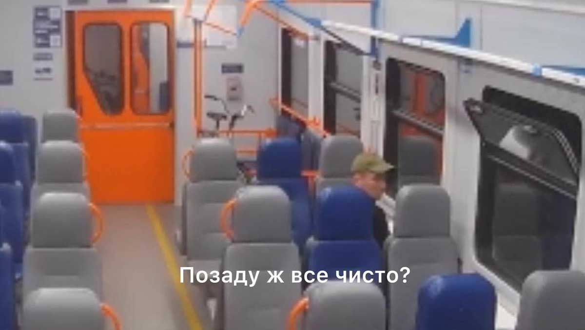 Київ: у міській електричці знову викрали зарядний столик — злодія зафіксували на відео Київ: у міській електричці знову викрали зарядний столик — злодія зафіксували на відео