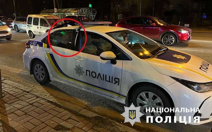У Києві затримали чоловіка, який напав на поліцейських та пошкодив авто У Києві затримали чоловіка, який напав на поліцейських та пошкодив авто