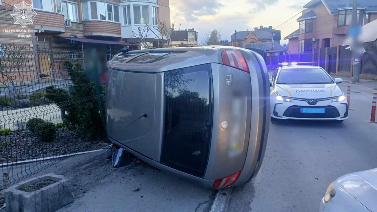 ДТП у Святошині: п'яний водій без прав перекинув Skoda ДТП у Святошині: п'яний водій без прав перекинув Skoda