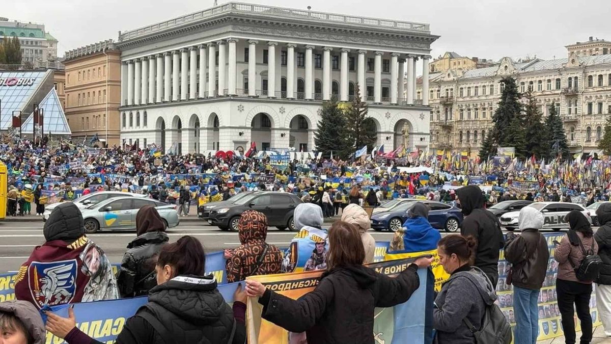 Тисячі людей на Майдані вшанували зниклих оборонців акцією «Об’єднані тишею» Десятки людей тримають прапори з фотографіями зниклих безвісти бійців