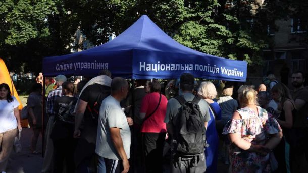 Атака на Київ 2 липня: у Деснянському пошкоджено 10 будинків Мешканці Деснянського району біля намету слідчого управління Національної поліції після нічної атаки 2 липня