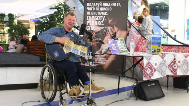 У Києві затримали чоловіка, який напав на музиканта за відмову співати російською У Києві затримали чоловіка, який напав на музиканта за відмову співати російською