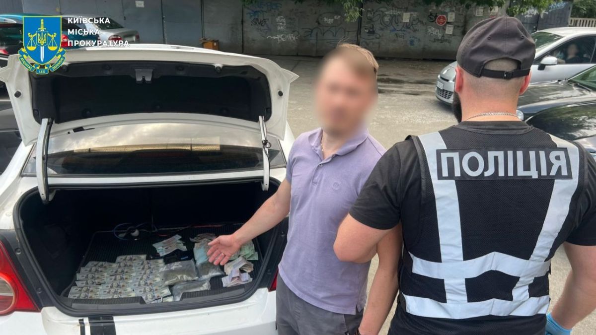 У Києві затримали двох чоловіків за збут канабісу на пів мільйона У Києві затримали двох чоловіків за збут канабісу на пів мільйона