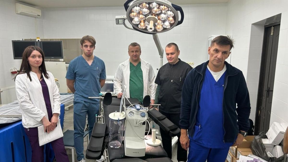 У Києві відновили відділення Інституту кардіології, пошкоджене внаслідок російської атаки у вересні Група лікарів у хірургічному відділенні стоїть навколо нового медичного обладнання