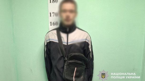 Смертельна ДТП на Великій Васильківській: Генпрокурор вимагає 10 років тюрми Молодий чоловік стоїть на тлі зеленої стіни із вимірювачем зросту, обличчя заблюрене