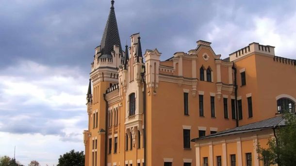 ЮНЕСКО підтримує реставрацію фресок і сейсмомоніторинг Софії Київської Замок Річарда на Андріївському узвозі в Києві: неоготична будівля з гострим шпилем вежі на тлі хмарного неба