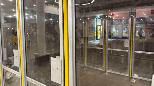 У Києві відновили рух 11 тролейбусів після збою: 5 маршрутів не відновили Нові скляні двері з жовтими профілями у відновленому вестибюлі другого виходу станції метро «Лук'янівська» у напрямку ТЦ «Квадрат»
