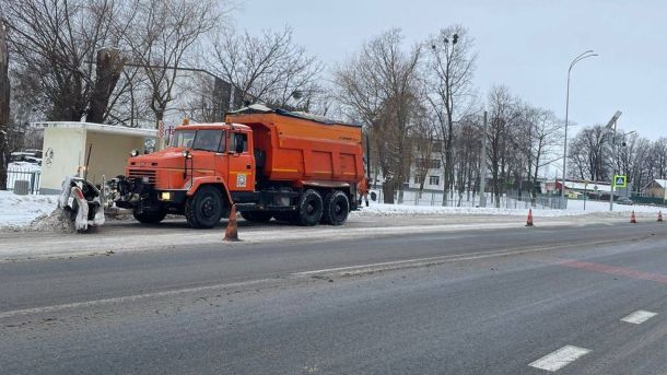 На Оболоні районі чоловік провалився під лід під час риболовлі, його витягли з води інші рибалки до прибуття рятувальників Снігоочисна машина під час роботи на трасі