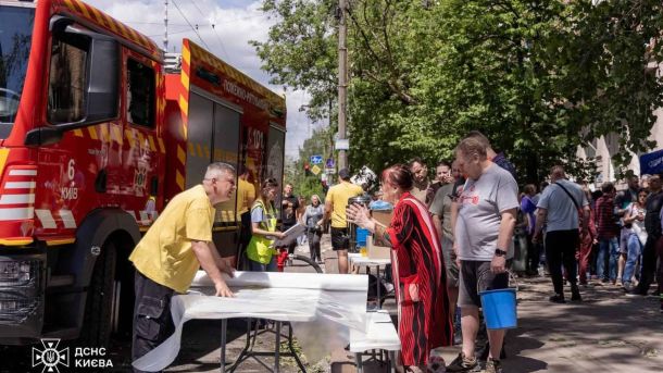 Атака 24 травня: постраждалих у Києві вже 86, серед них 3 дитини Рятувальники ДСНС Києва разом з мешканцями на місці ліквідації наслідків масованої ракетної атаки 24 травня 2026 року