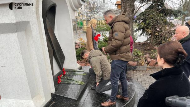 Київ: рівень ВІЛ знизився на 7%, але є невиконаний показник Кілька чоловіків принесли квіти до памʼятника червоній стрічці в Києві
