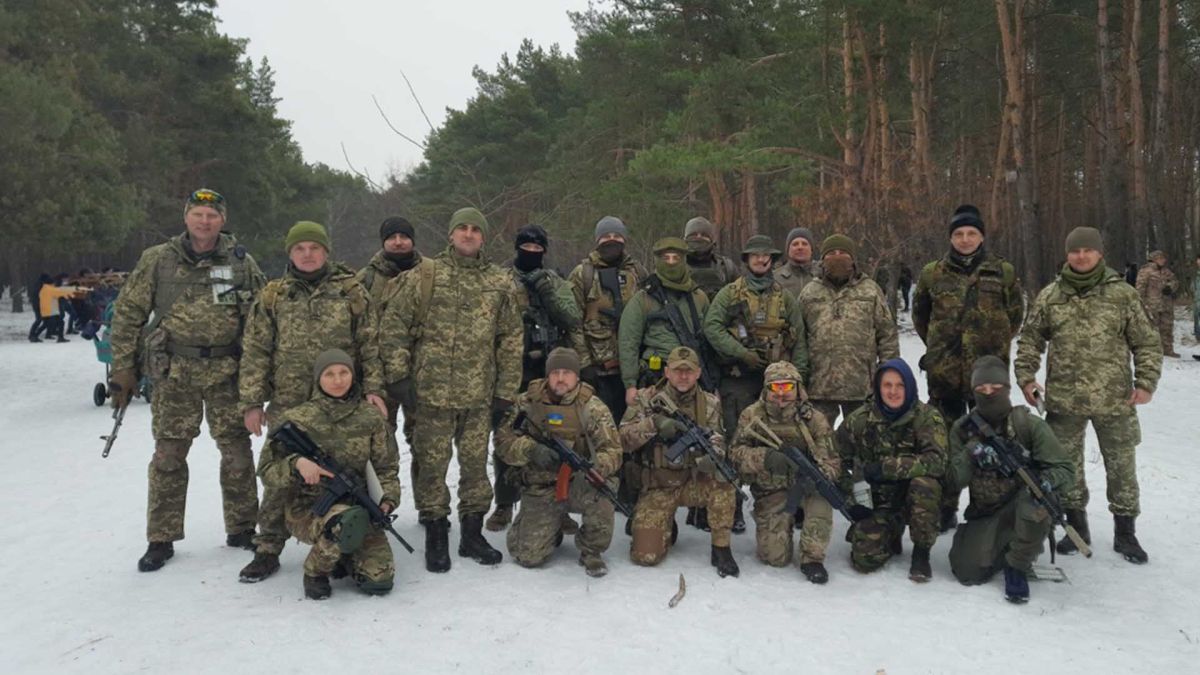 Україна святкує День ТрО: згадуємо битву за Київ Бійці ТрО фотографуються на зимовій, лісовій галявині, лютий 2022 рік