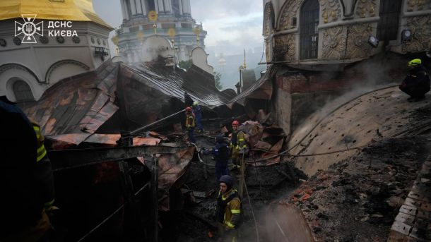 Рятувальники ДСНС провели день безпеки для дітей у таборі під Києвом Рятувальники ДСНС Києва працюють на місці пожежі біля Успенського собору Києво-Печерської лаври після удару дрона «Герань-2» 15 червня 2026 року