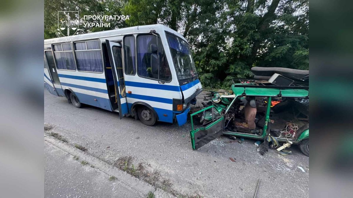 П’яний водій у Броварах убив двох дітей і дорослого, ще четверо дітей травмовані Місце ДТП у Броварах, де п'яний водій ВАЗ виїхав на зустрічну і зіткнувся з автобусом — троє загиблих, серед них двоє малолітніх дітей
