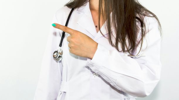 Головні новини Києва | Kyiv.News Лікарка жестикулює рукою