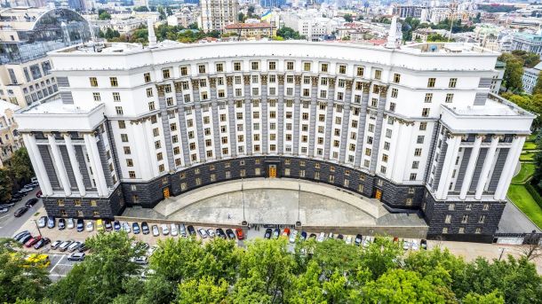 Кабмін відновлять у дусі кінцугі після удару 7 вересня: Київ і Варшава обговорили підхід Будівля Кабінету міністрів України в Києві