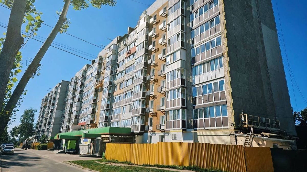 Бородянка: дев’ятиповерхівку для 254 родин відновлюють після обстрілів Багатоповерховий житловий будинок з балконами, біля якого ведуться будівельні роботи