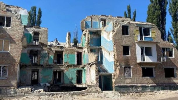 Що входить у тариф на управління будинком: розбір РМБО з Оболоні Зруйнована багатоповерхівка в Києві, наслідки військових дій, пошкоджені будівлі та руйнування в центрі міста. Постраждалі через обстріли, ситуація з безпекою у столиці України.
