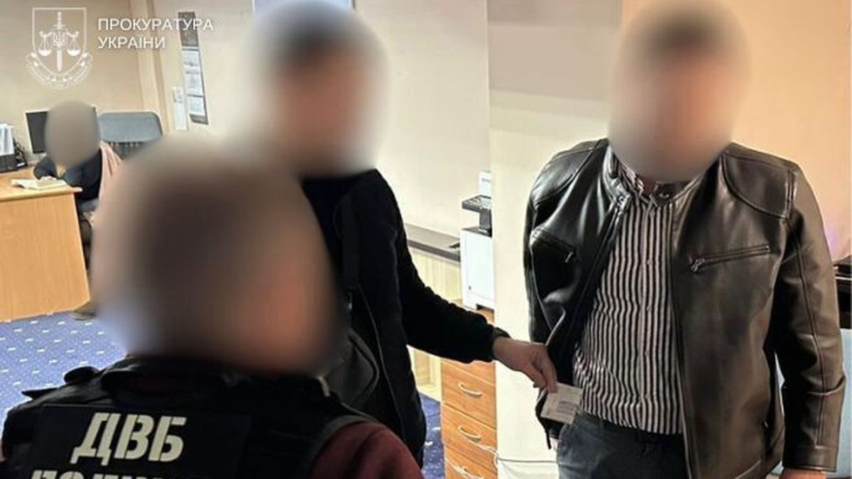 Викрили ділка у ТСЦ МВС: як він реєстрував авто за 4 тисячі Троє чоловіків із заблюреними обличчями