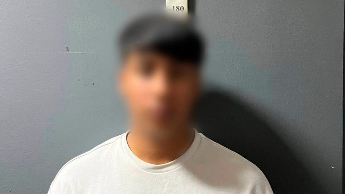 У Києві затримали 17-річного підлітка за жорстокий напад у Гідропарку Вигляд чоловіка з розмито сферичною головою на тлі сілої стіни, міське фото з центру Києва.