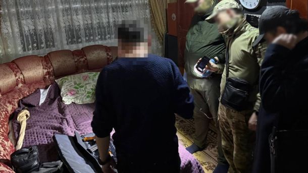 50-річного киянина судитимуть за організацію незаконної переправи в Румунію за $10 тисяч Правоохоронці затримали учасників агентурної мережі ГРУ росії, яка планувала замовні вбивства військових у Києві
