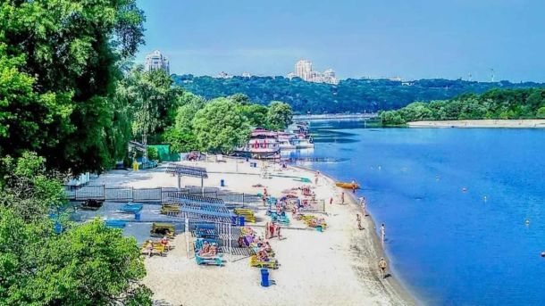 Де купити ліки під час блекауту: 6 київських аптек працюють цілодобово Міський пляж на березі Дніпра в Києві з відпочивальниками, шезлонгами та рятувальною вежею влітку