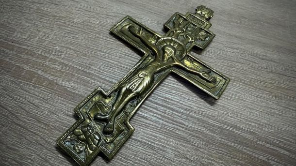 Мешканець Ірпеня отримав 10 років за амфетамін і боєприпаси Мідний восьмикінцевий хрест-розп’яття зі старовинним рельєфом на сірій дерев’яній поверхні — один із предметів, вилучених Київською митницею