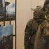 Головні новини Києва | Kyiv.News Українські військовослужбовці розглядають світлини на фотовиставці ГУР у Центральному будинку офіцерів ЗСУ в Києві
