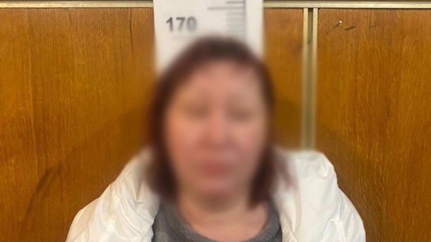 6 яскравих різдвяних шоу у Києві: від опери до вистави на льоду Жінка стоїть біля стіни в білій куртці, обличчя заблюрене