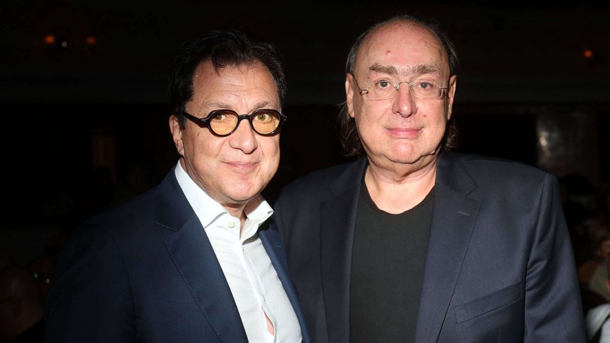 Після 20 років у Європі Андрій Жолдак повернувся до Києва з прем’єрою вистави «Дім» Двоє чоловіків у темних костюмах позують у приміщенні