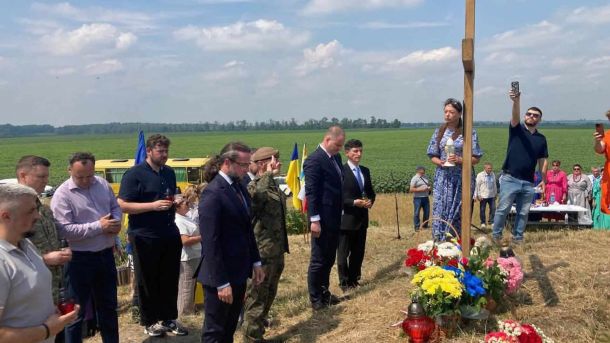 Славутич після атаки РФ: більшість споживачів досі без світла Українські та польські дипломати, військові й місцеві мешканці вшановують пам'ять воїнів 1920 року біля пам'ятного хреста на кургані поблизу Сквири