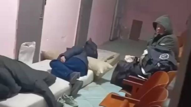 Апеляційний суд відхилив заборону будівництва на садибі Носача на Подолі Білоцерківське ТЦК: на двох матрацах, які на підлозі, сплять троє чоловіків
