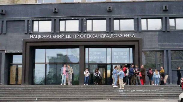 Додатковий транспорт до кладовищ на поминальні дні — повний перелік маршрутів фасад Національного центру Олександра Довженка в Києві